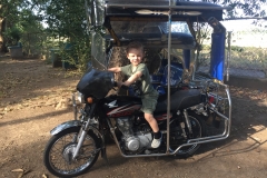 Aston på en tricycle